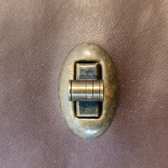 Big Brown Straw Bag With Animal Print Lining And Front Hardware Closure - Picture 4 of 15